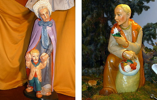 Links: Alte Frau mit Kind in ortsüblicher Tracht. Rechts: Junger Mann mit Blumen und Feldfrüchten. Weihnachtskrippe St. Bartholomäus Wellingholzhausen, Ludwig Nolde 1950. - Bild gross anzeigen