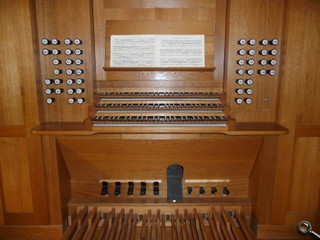 Spieltisch der Alfred Führer-Orgel - Bild gross anzeigen