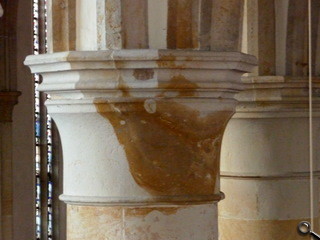 Oberer Abschluss der Säulen in typischer Form - Bild gross anzeigen