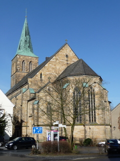 Südost-Ansicht der Kirche. Zu erkennen ist das östliche Stein-Giebelkreuz, darunter der fünfseitig ausgebildete Chor. Die Kupfereindeckungen von Turm und Strebepfeilern wurden 1954 vorgenommen